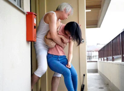 Cô vợ trẻ của con trai bị bố chồng già nện