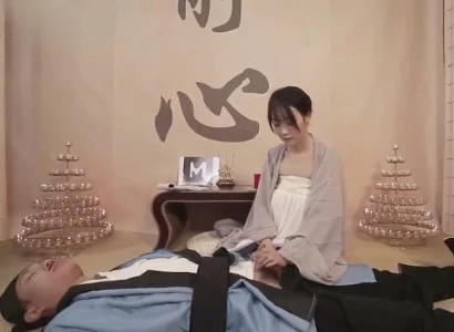 Nữ tu trẻ lo lắng cho vị đạo sĩ bị thương