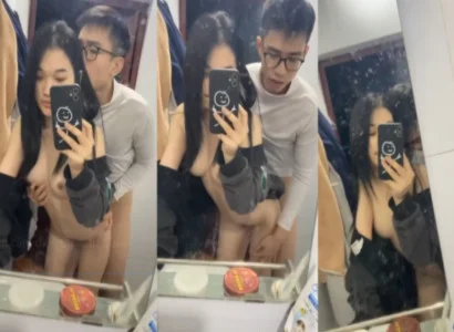 Hai bạn trẻ đang làm tình nhau trước gương